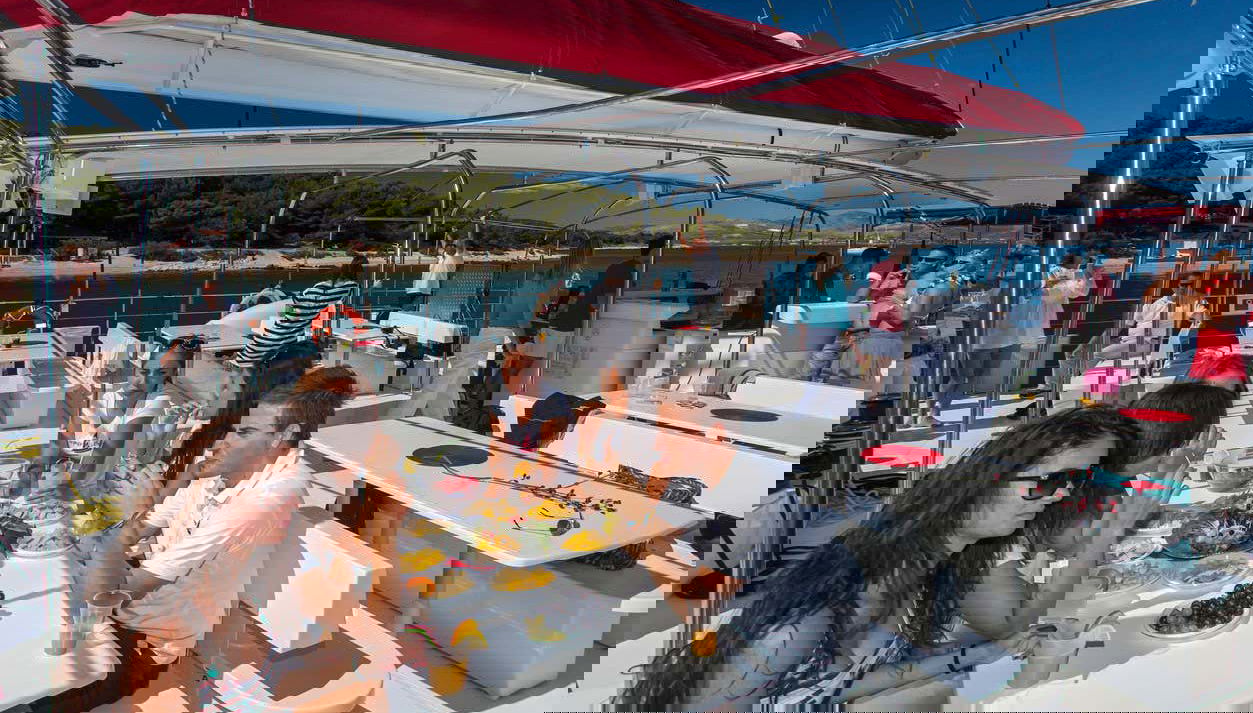 Disfrutando de la comida a bordo del ferry