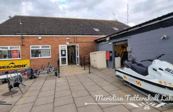 Elite Retreats 4U Lakeside Hot Tub Log Cabin with the fishing peg at Tattershall Lakes Park - Foto 64