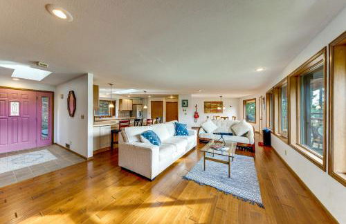 Serene La Conner Retreat with Fireplace and Deck! - Foto 7