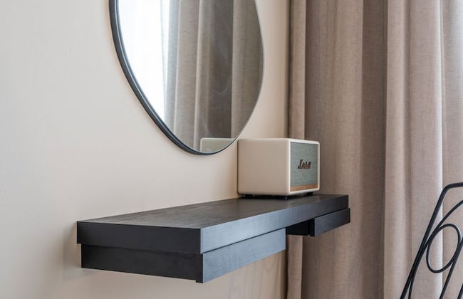 Aya - Elegant 1BR Apartment With Balcony and Creek Views - Photo 3