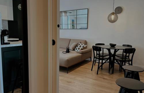 Dawn & Dusk - Modern Two Bedroom Apartment with Mountain Views - Photo 17