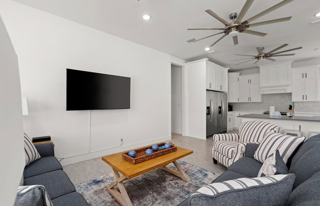 Brand NEW Expansive Coastal Home w/ Custom Furnishings Sleeps 15 - Foto 21