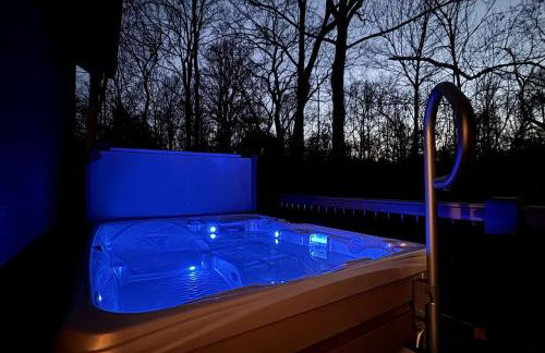 Chic Modern Cabin with Jacuzzi Ideal for Couples in Carbondale, Illinois - Foto 5