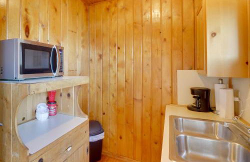 Lakeside Cabin with Beach about 14 Mi to Ski Area! - Foto 7