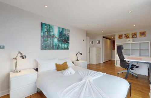 Penthouse Sanctuary with Wraparound Balcony - Pass the Keys - Foto 18