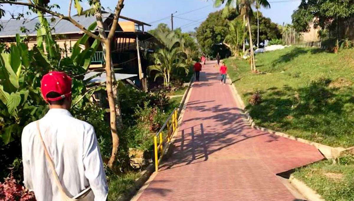 Walking with the guide to the ticuna community