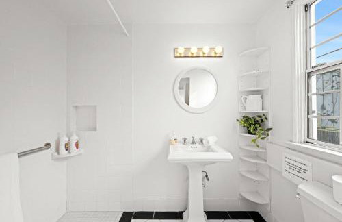 Spacious 5BR LA Villa with Pool Spa & Game Room - Foto 74