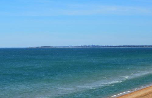 THE HIDEAWAY - LUXURY SELF CATERING COASTAL APARTMENT with PRIVATE ENTRANCE & KEY BOX ENTRY JUST A FEW MINUTES WALK TO THE BEACH, SOLENT WAY WALK, SHOPS and many EATERIES & BARS - FREE OFF ROAD PARKING,FULL KITCHEN, LOUNGE,BEDROOM , BATHROOM & WI-FI - Foto 64