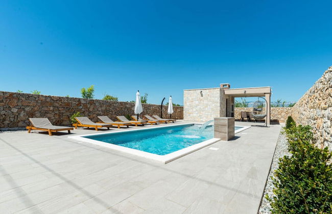 With Pool, Jacuzzi and Sauna - Photo 15