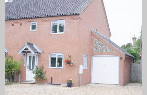 The Croft a lovely town house in the centre of Holt with free PARKING for two cars - Photo 29