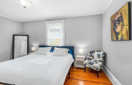 Homey Lodge - Cozy home / Walk to Revolution Mill / Near Downtown / Perfect for groups and family / Free parking - Foto 13