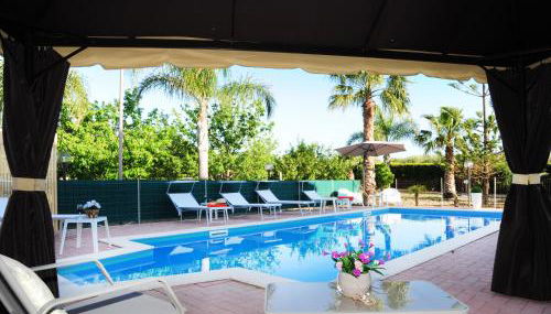 Villa Gioiosa Vacation in Sicily with private fenced pool & hydro-massage Please read, leggete, Host info before requesting - Foto 2, Garden, sunbed, Garden view