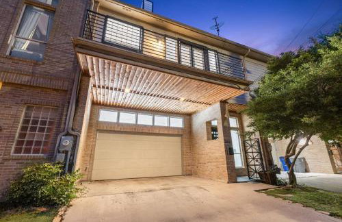 Luxury Oak Lawn Home | Game Room, Parking, Balcony - Foto 32