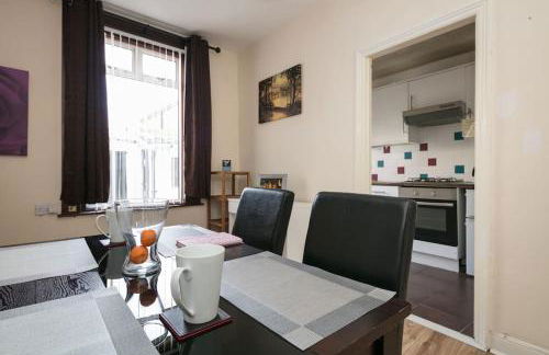 Comfy Home King Size Bed close to Asda & Sefton Park, Very Fast WIFI! - Foto 15