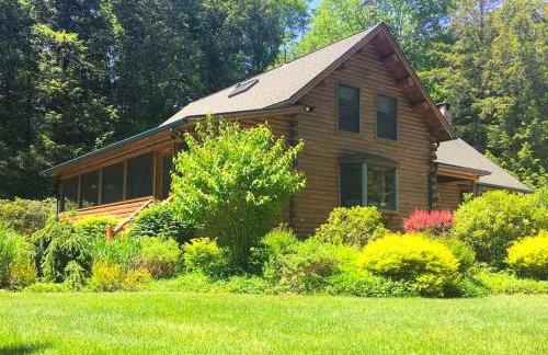 Cozy Log Cabin with a Private Hot Tub near Beartown State Forest, Massachusetts - Foto 6