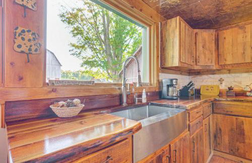 Pellston Farmhouse with Snowmobile Trail Access! - Foto 9