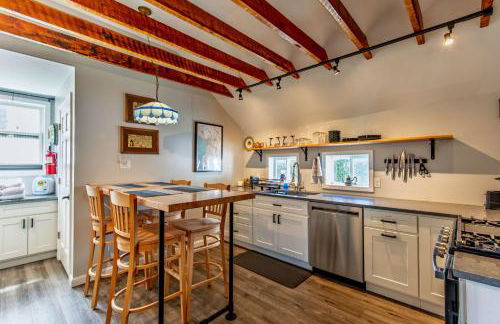 Private Renovated Apt w WasherDryer near dwntwn - Foto 1