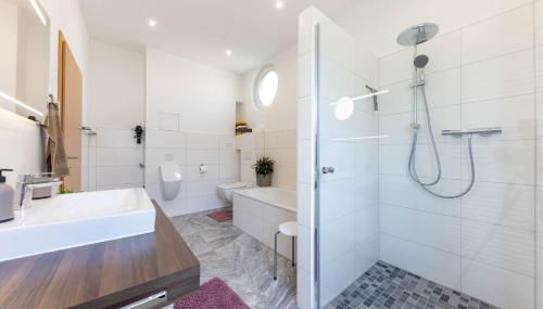 Rheinland Apartments - Stilvolle, moderne Unterkunft mit kostenfreiem WLAN und Parkplatz - Foto 3, towels, Shower