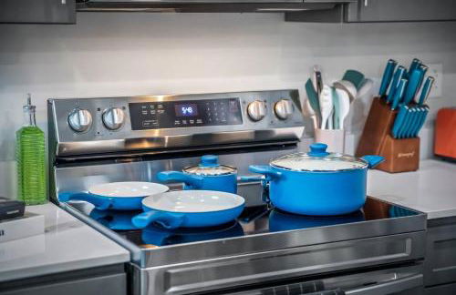 Apt+ 2 Queens+Bunkbed+Free Parking 55"TV - Photo 40