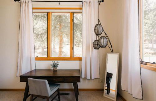 Peaceful Getaway with Hot Tub - Views - Evergreen - Foto 23