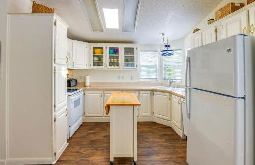 Pool Access, Walk to Beach! Cozy Jensen Beach Home - Photo 7