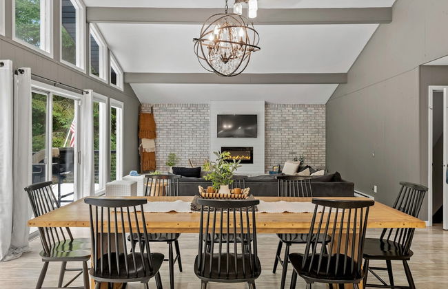 The Evergreen Escape by Avantstay Modern Cabin w Volleyball Court Hot Tub - Foto 12