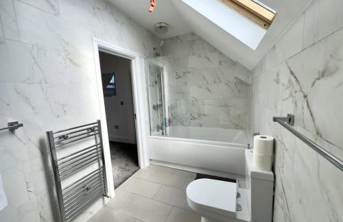 Spacious 3-Bed Home with Garden, Private Parking, Smart Tv's, Fast Wi-Fi - Foto 8