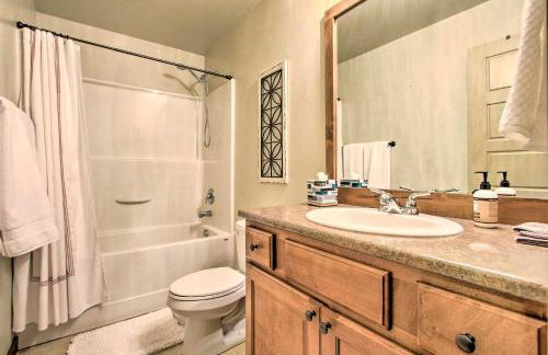 Townhome with Private Hot Tub, 8 Mi to Downtown - Foto 17