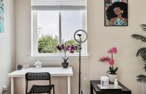 Lux House Of Champagne 2BR 2BA Free Parking & Wifi - Photo 9