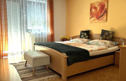 Großzügige Wohnung mit Terrasse und Gartenzugang - das komplette Erdgeschoß - Foto 8