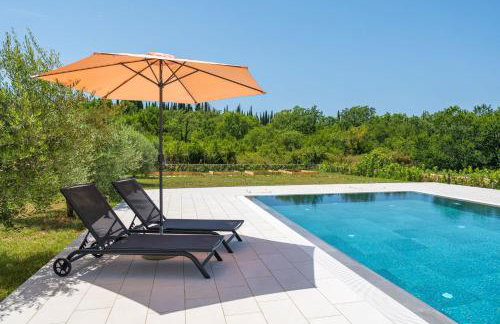 Green & Blue Five Bedroom Villa with Private Pool and Complete Privacy - Photo 37