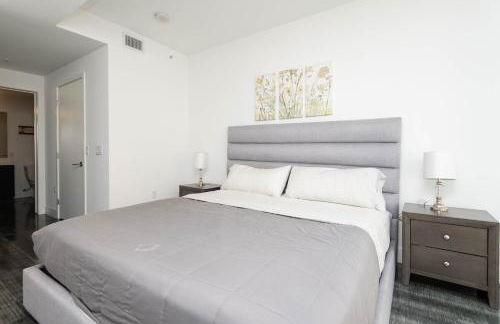 Stylish 3BR High-Rise with Pool, Hot Tub & Rooftop Views - Foto 29