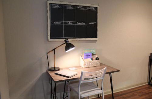 Old Fort Loft King & Queen suites nearest accomodation to Marshals Museum power your EV for free! - Foto 15