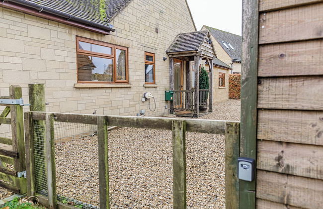 Charming 3BD Cotswolds Family Retreat - Photo 31