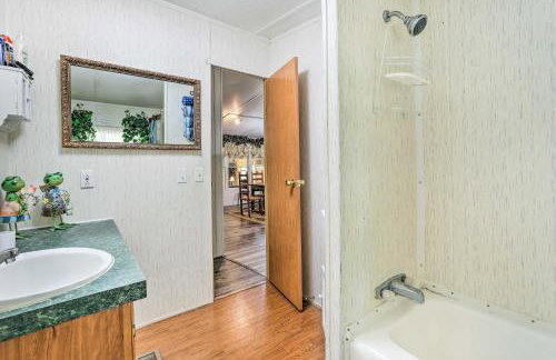 Waterfront Sparta Gem with Fire Pit and Kayak! - Foto 20