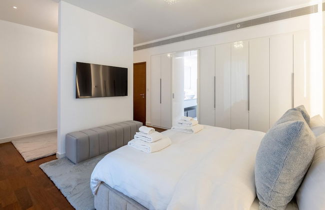 Trendy City Walk Living w Pool View Balcony - Photo 18