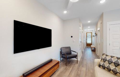 Stylish dog-friendly townhome with firepit & enclosed yard - blocks to downtown - Photo 6