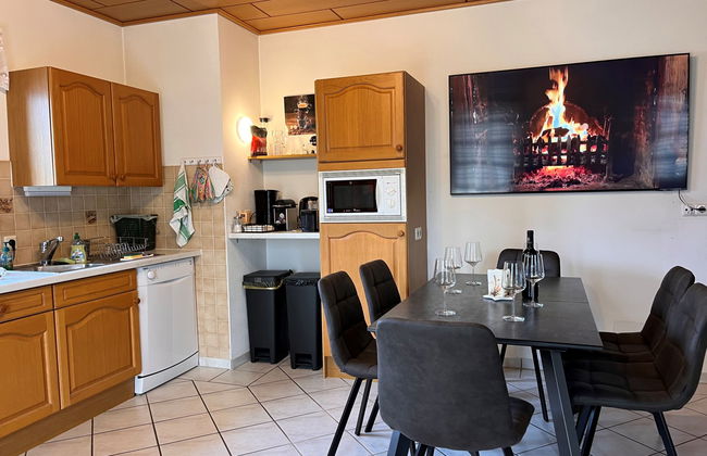 The Red Apartment - Photo 11