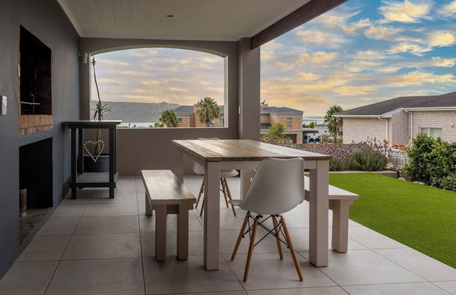Serene Langebaan Getaway With Garden Views - Photo 15