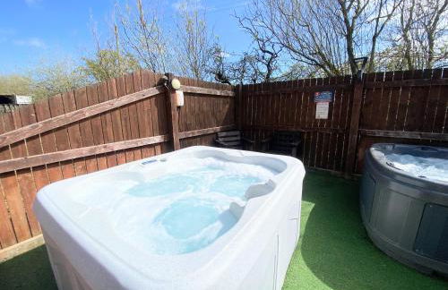 Lbtie Lodge with Two Private Hot Tubs - Fife - Loch Leven - Lomond Hills - Photo 25