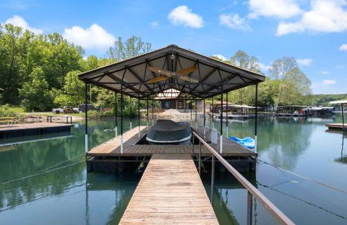 New! 2 Homes-Firepit, Hot Tub, Huge Yard and Dock - Foto 40