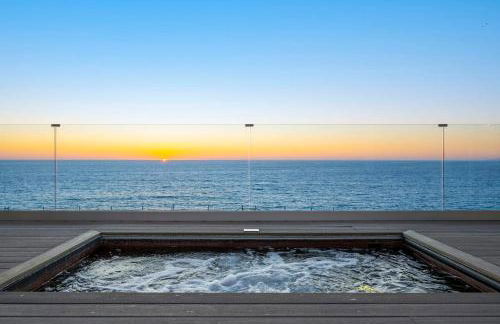 Distinguished Oceanfront Point Estate with Iconic Beach Mountain Vistas - Foto 9