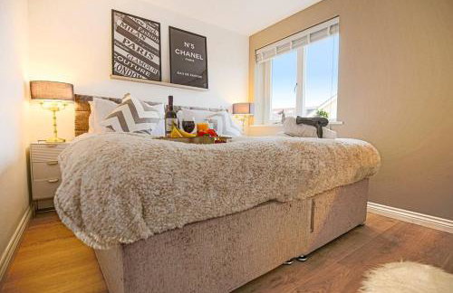 Luxury 5 Bedroom 3 Bathroom House - Smart TVs with Sky and Netflix, Super Fast WiFi, Free Parking by Yoko Property - Foto 27