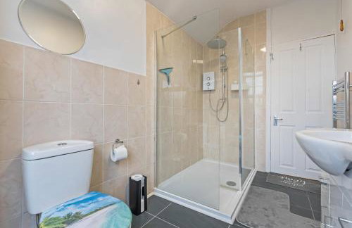 Modern 2 bed home - sleeps 5 - free parkng - Photo 5