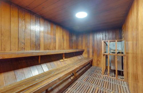 Mammoth Mtn Ski-InandOut Condo with Hot Tub Access! - Photo 23