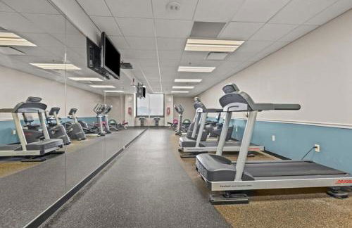 Sleek 2BR Downtown Retreat with Gym - Foto 23