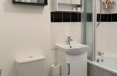 Modern Cosy Warm Home With Free Parking - Foto 12