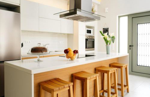 Eumelia Iconic Villa, with Heated Pool & Whirlpool, By ThinkVilla - Foto 24