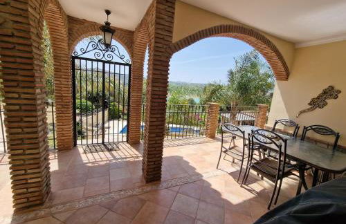 Exclusive Lakeside Villa with Private Pool & Total Privacy - Foto 7