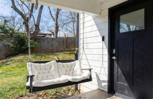 Modern 5BR Home with Mtn Views BBQ & Pool Table - Foto 8